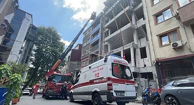 Çatıdaki çıplak şahıs intihar paniğine neden oldu: Turist olduğu ortaya çıktı