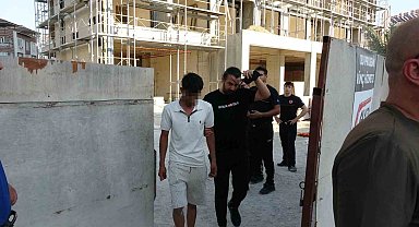 Çatıya çıkan işçi para hesabına yatınca aşağıya indi