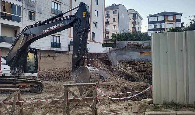 Çekmeköy'de istinat duvarı yıkılan inşaatın yanındaki 5 katlı bina boşaltıldı