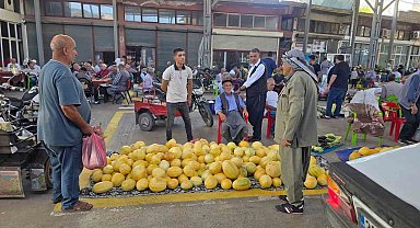 Çermik kavunu pazarda tezgahta yerini aldı