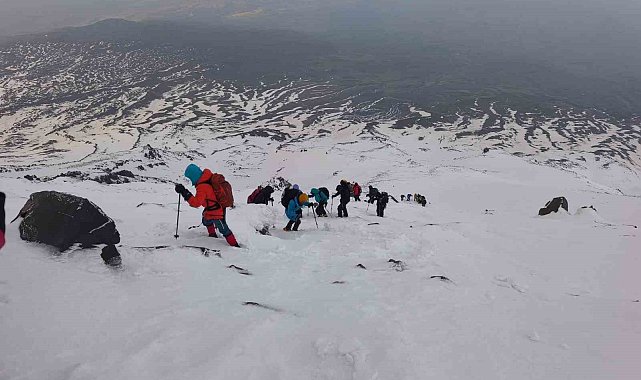 Çevre gönüllüleri Ağrı Dağı'nın zirvesinden doğa için seslendi