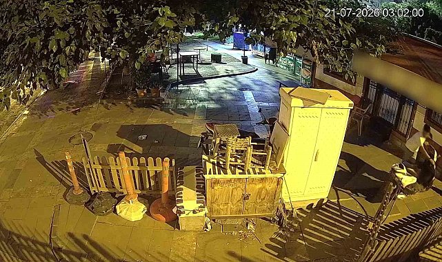 Çevreyi kontrol edip sandalyeye oturdu, park boşalınca motosikleti çaldı