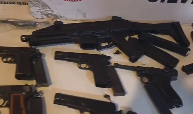 Cilvegözü'nden Türkiye'ye giriş yapan tırda çok sayıda silah ele geçirildi