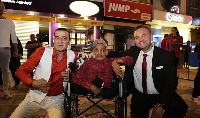 Çivril'de Cumhuriyet Meydanı doldu taştı