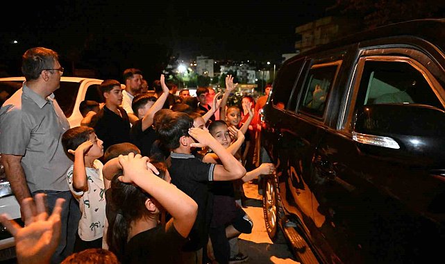 Cizre'de çocuklar Müdür Sazak'ın önünü kesti