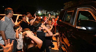 Cizre'de çocuklar Müdür Sazak'ın önünü kesti