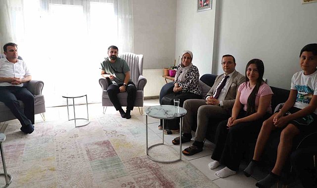 Cizre'de YKS'de başarılı olan öğrencilerin evlerine gidilip tebrik edildi