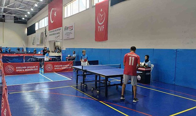 Çocuk Evleri Sitesi öğrencileri 30 Ağustos turnuvasında raket salladı