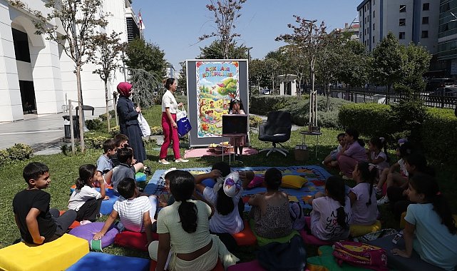 Çocuklar, Açık Hava Kütüphanesi'nde kitap okuma alışkanlığı kazanıyorlar