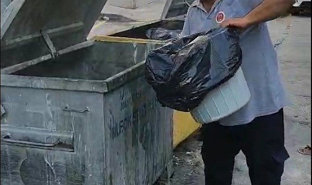 Çöp konteynırı tutuştu, temizlik işçisi anında müdahale etti