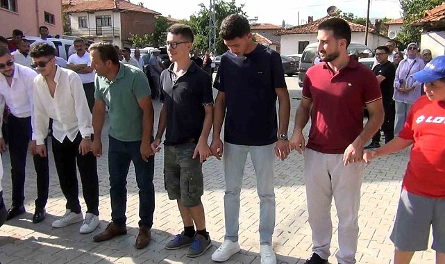 Çorum'da düğüne İtalyan damgası: İki İtalyan halay çekip çiftetelli oynadılar