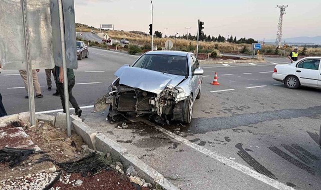 Çorum'da iki otomobil çarpıştı, sürücüler yara almadan kurtuldu