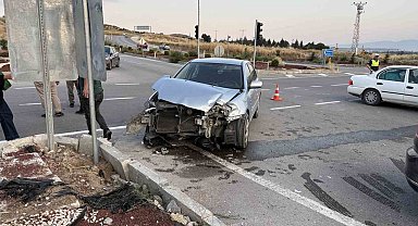 Çorum'da iki otomobil çarpıştı, sürücüler yara almadan kurtuldu