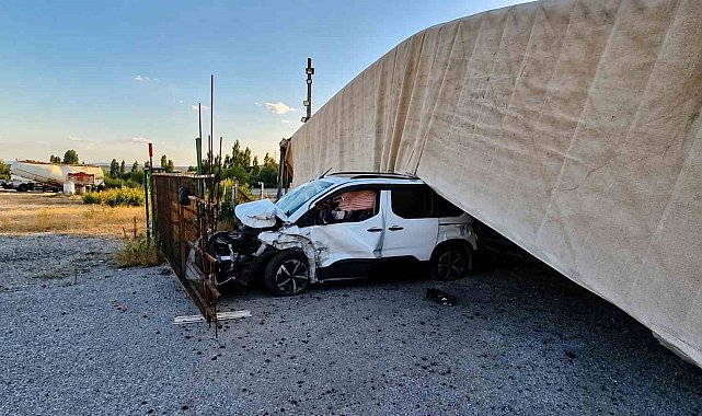 Çorum'da kontrolden çıkan tır, hafif ticari aracın üzerine devrildi: 1 yaralı