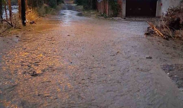 Çorum'da kuvvetli sağanak hayatı olumsuz etkiledi