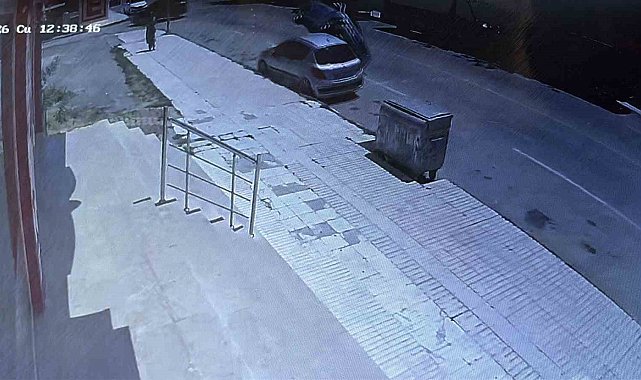 Çorum'da park halindeki araca çarpan otomobil devrildi
