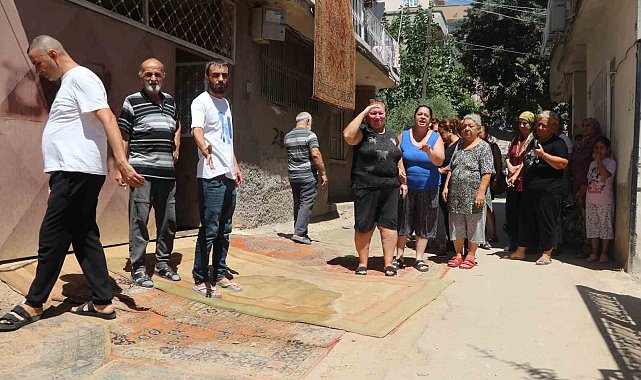 Çukur ve tozdan bıktılar, sokağa halı serip suladılar