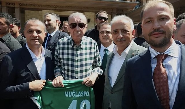 Cumhurbaşkanı Erdoğan'a Muğlaspor forması takdim edildi