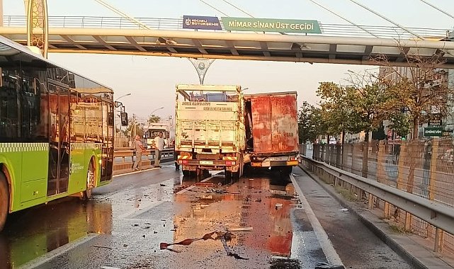 D100'de tıra çarpan kamyonun kupası ezildi: Sürücü sıkıştı