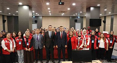 Damla Gönüllülük Hareketi gençleri Niğde Valiliği'nde ağırlandı