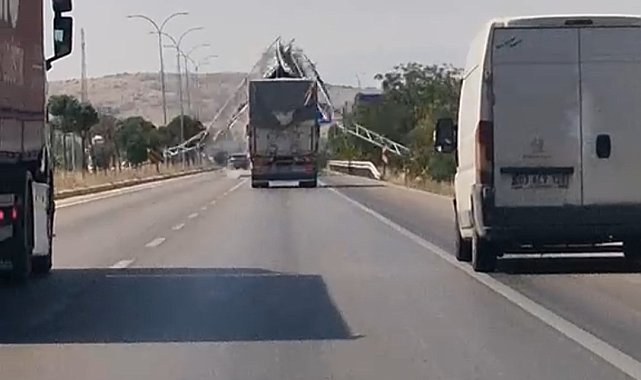Damperi açık unutulan kamyon yön levhasını yıktı