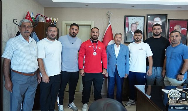 Darende Belediye Başkanı Bozkurt'tan şampiyon Feyzullah Aktürk'e tebrik