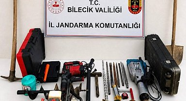Darphane emeklisi ve 4 arkadaşı define ararken yakalandı