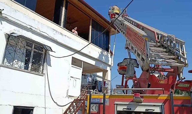Defne'de çatı yangını binaya sıçramadan söndürüldü