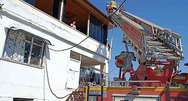 Defne'de çatı yangını binaya sıçramadan söndürüldü