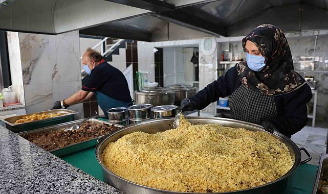 Dekanından doktoruna, iş insanından öğretmenine hepsi el ele verdi: 300 ihtiyaç sahibine her gün sıcak yemek