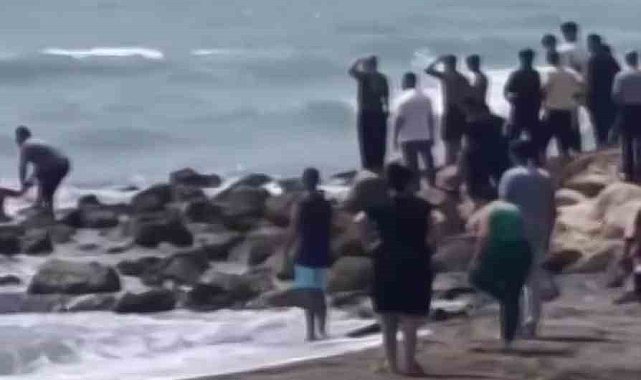Denize girmeyin uyarısına aldırış etmeyen 14 yaşındaki çocuk dalgalara kapılarak kayboldu