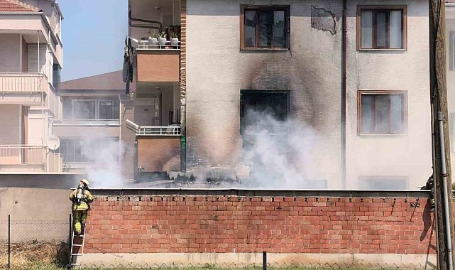 Depoda çıkan yangın apartmanı yakıyordu