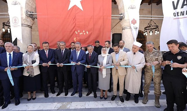 Depremde hasar alan tarihi Ömeriye Cami yeniden ibadete açıldı