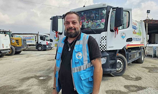 Depremde kız kardeşini ve babasını kaybeden belediye personeli, afetzede çocuklara çöp kamyonuyla mutluluk dağıtıyor