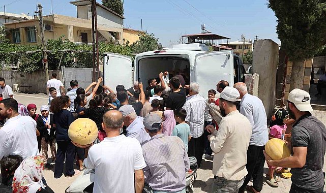 Depremzede vatandaşlara 100 ton kavun ücretsiz dağıtıldı