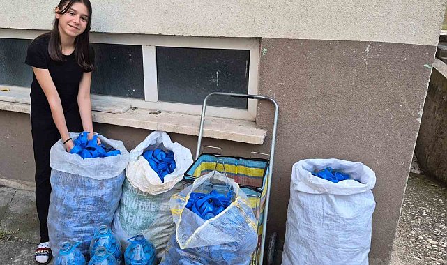 Depremzedelere yardım etmek için 1 ton mavi kapak topladı