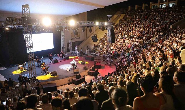 Didim'de amfi tiyatro türkü sesleriyle yankılandı