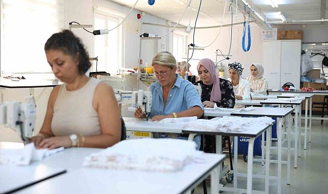 Didim'de kadınlar dikiş öğrenirken üretime de katkı sağlıyor