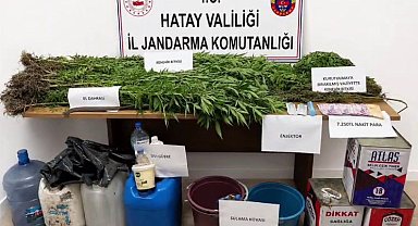 Dinlenme tesisine terk edilmiş halde bırakılan otomobildeki 3 şırınga zehir tacirini ele verdi