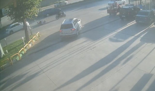 Direksiyon hakimiyetini kaybeden motosiklet otomobile çarptı