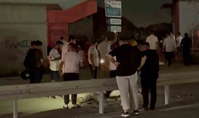 Direksiyon hakimiyetini kaybeden motosiklet sürücüsü bariyere çarparak ağır yaralandı