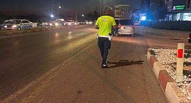 Direksiyon hakimiyetini kaybeden motosiklet sürücüsü hastanelik oldu