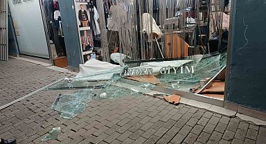 Direksiyon hakimiyetini kaybeden sürücü dükkana girdikten sonra firar etti