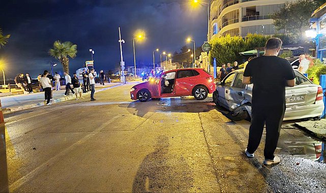Direksiyon hakimiyetini kaybetti, karşı şeritteki otomobile çarptı: 4 yaralı
