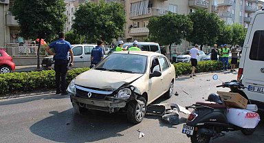 Direksiyon hakimiyetini kaybetti, karşı şeritteki otomobile çarptı