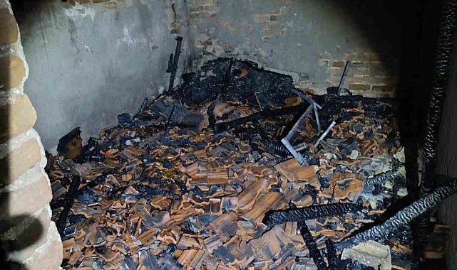 Diyarbakır'da çatı ve ev yangını: 4 vatandaş kurtarıldı