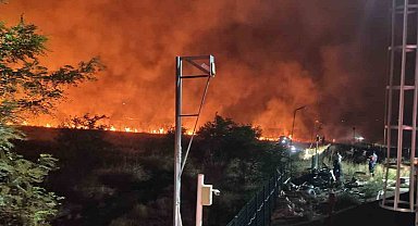 Diyarbakır'da geceyi aydınlatan anız yangını
