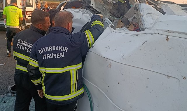 Diyarbakır'da minibüs ile traktör çarpıştı: 2 ölü, 6 yaralı