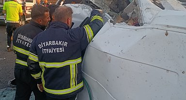 Diyarbakır'da minibüs ile traktör çarpıştı: 2 ölü, 6 yaralı