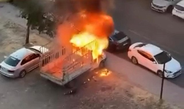 Diyarbakır'da park halindeki kamyonet alevlere teslim oldu
